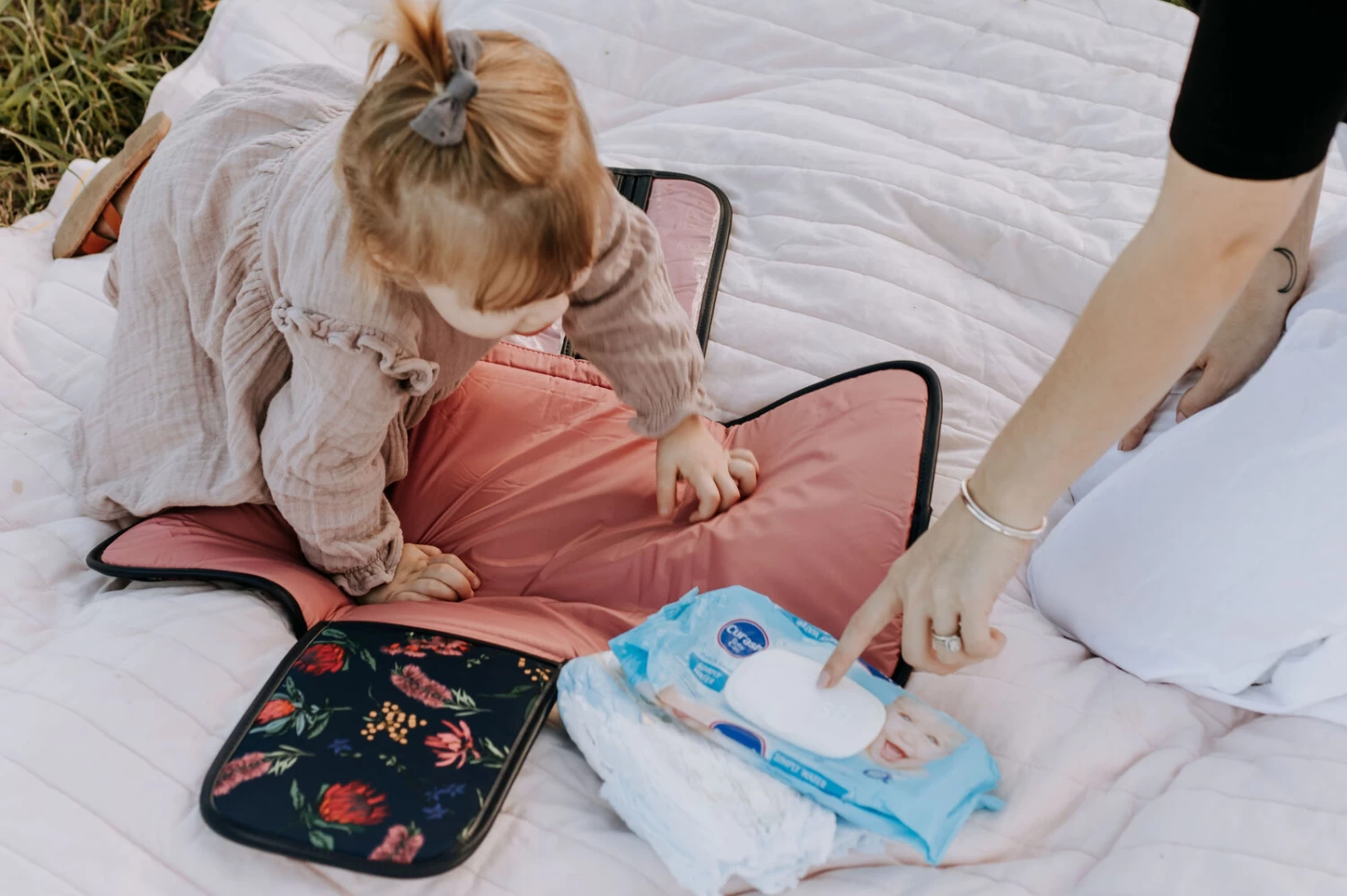 OiOi Change Clutch - Botanical Navy - Image 6